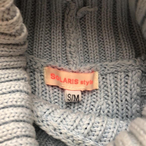 Solaris Style Cold-Shoulder Blue Turtleneck - Picture 2 of 3